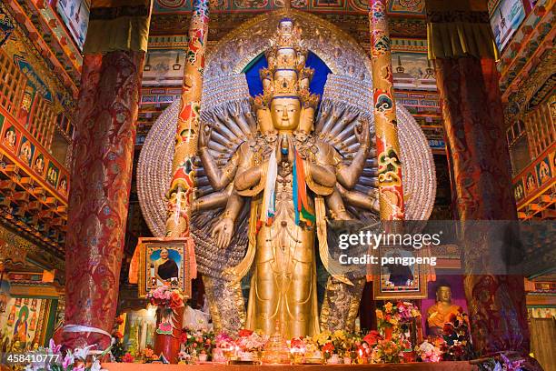 avalokitesvara guanyin (göttin der gnade - guanyin bodhisattva stock-fotos und bilder