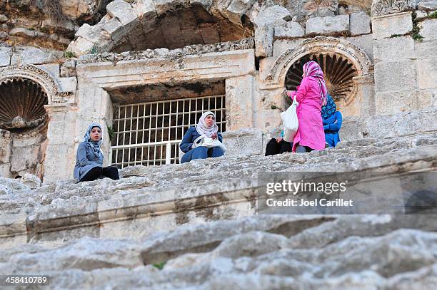 イスラム教徒の若い女性のアンマン - jordan or jordanian or the hashemite kingdom of jordan people or citizens ストックフォトと画像