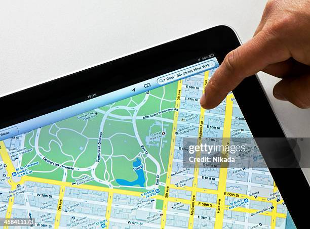 google maps auf dem ipad - google map stock-fotos und bilder