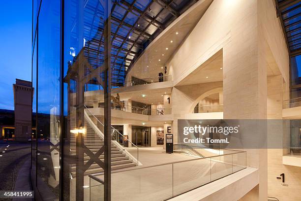 alemán el museo histórico de berlín, alemania - im pei fotografías e imágenes de stock