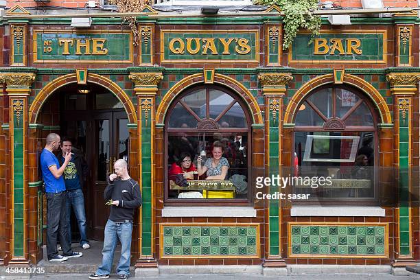 irish pub - irish pub stock pictures, royalty-free photos & images