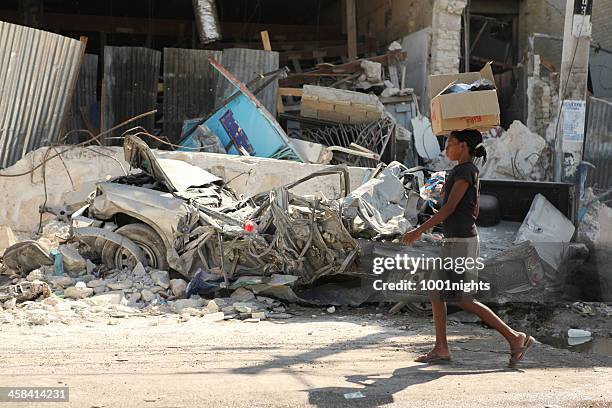 leben nach dem erdbeben haiti. - haiti earthquake stock-fotos und bilder