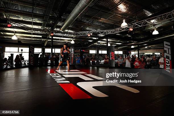 214 Ufc Gym Sydney Stock Photos, High-Res Pictures, and Images - Getty ...
