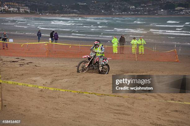 motorcycle motocross dirt bike race on the beach - weymouth esplanade stock pictures, royalty-free photos & images