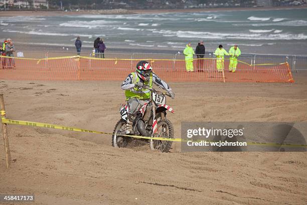 motorcycle motocross dirt bike race on the beach - weymouth esplanade stock pictures, royalty-free photos & images