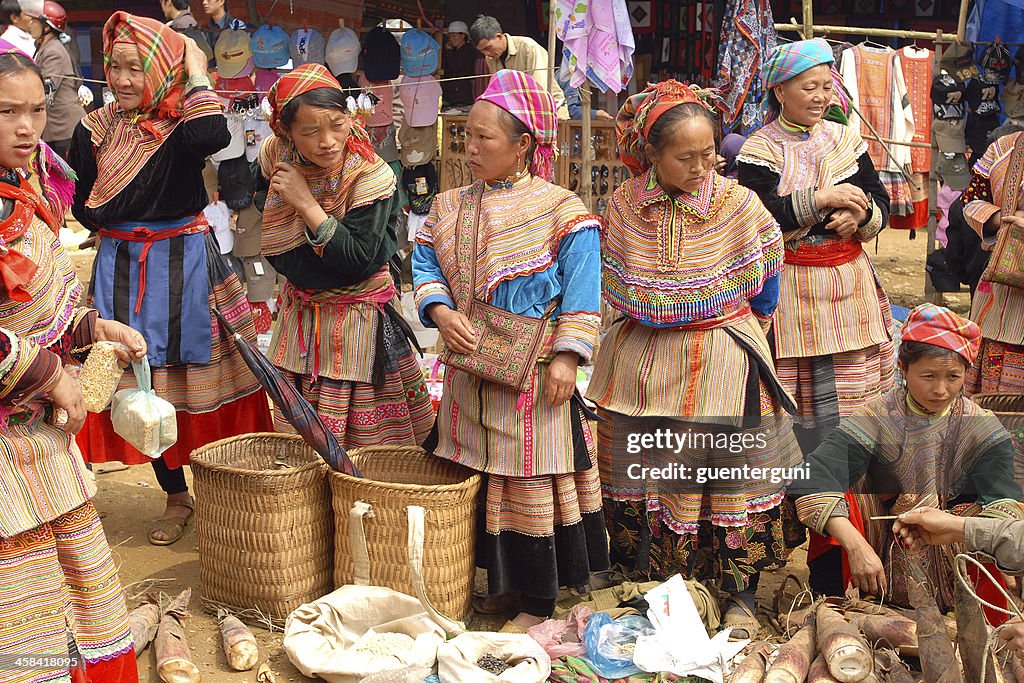 フラワー Hmong 伝統的なドレスで女性の市場、ベトナム