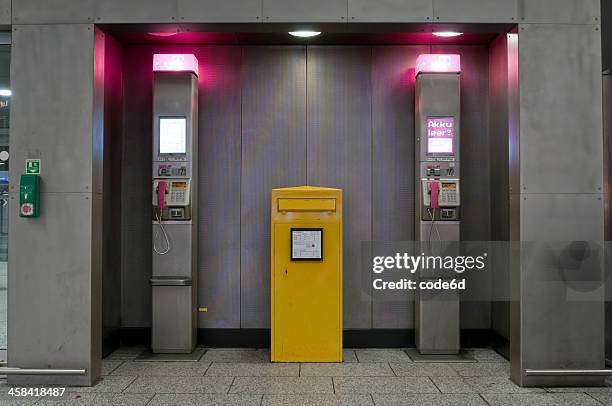 deutsche telekom telefonzellen in frankfurt airport - briefkasten stock-fotos und bilder