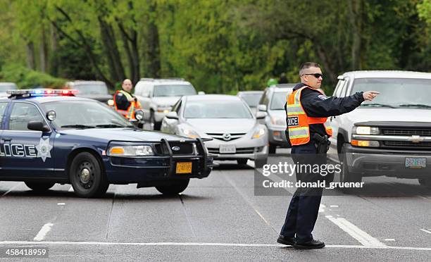 agentes da polícia a controlar o trânsito - traffic police officer - fotografias e filmes do acervo