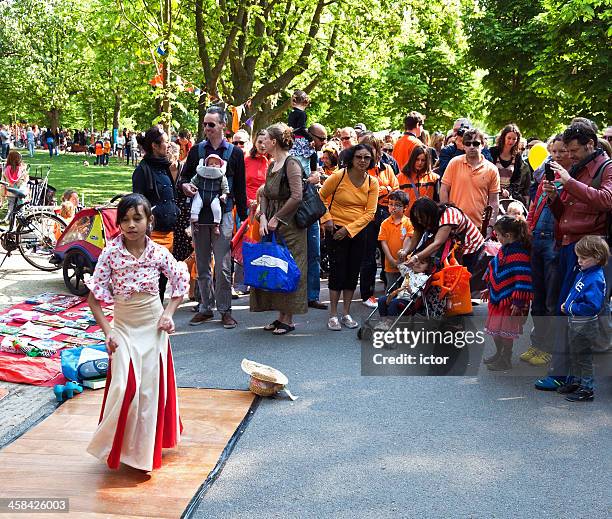 young girl dances in the vondelpark during queen' s day - vondelpark stockfoto's en -beelden