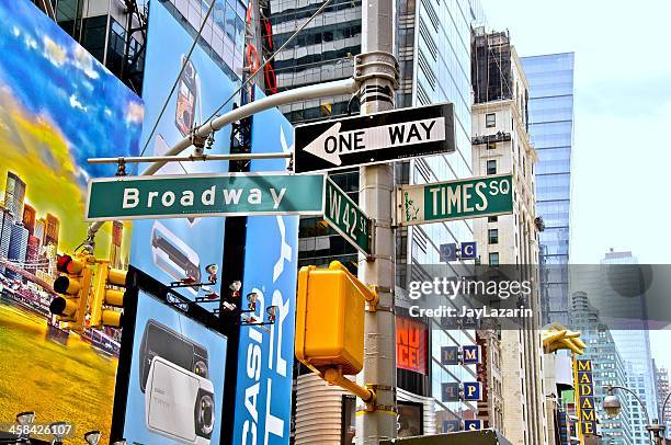 calle señales & 42nd st. y broadway, times square, nueva york - sentido único fotografías e imágenes de stock