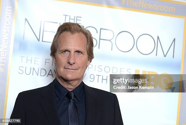 Actor Jeff Daniels attends the premiere of HBO's "Newsroom" Season 3 at Directors Guild Of America on November 4, 2014 in Los Angeles, California.