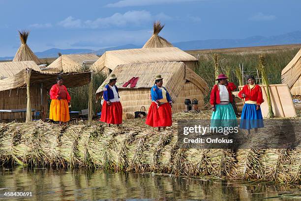 inka frauen auf der île flottante, lake titicaca, peru - uros inseln stock-fotos und bilder