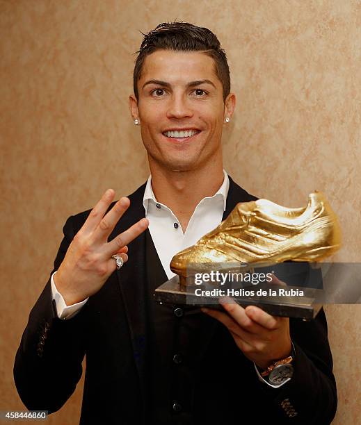 Cristiano Ronaldo Receives The Golden Boot Award 1 Photos and Premium High Res Pictures - Getty
