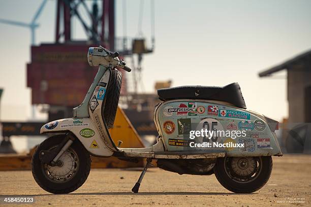 scooter vintage lambretta de pluma - vespa brand name fotografías e imágenes de stock