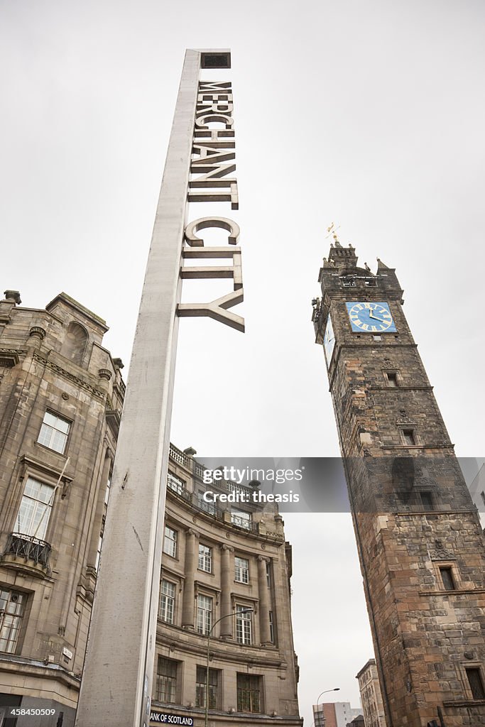 Tolbooth Kirchturmspitze und Merchant City District Schild, Glasgow