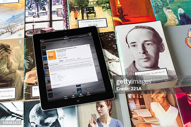 ipad e coleção de paperbacks - editor imagens e fotografias de stock