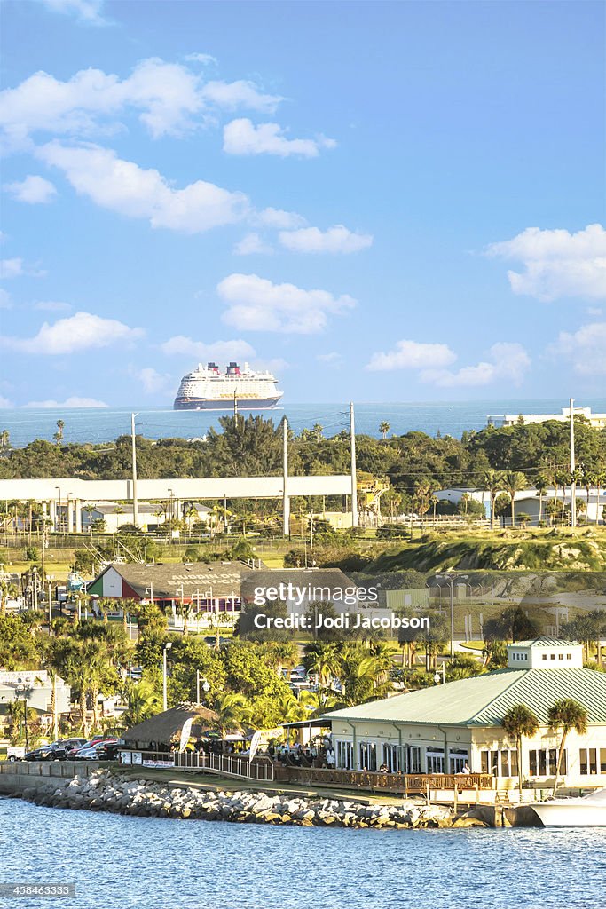Disney Cruzeiro navio sair do porto Canaveral, Flórida
