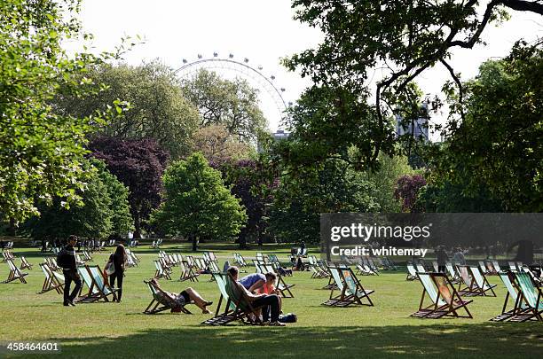 liegestühle im st james's park - st james's park london stock-fotos und bilder