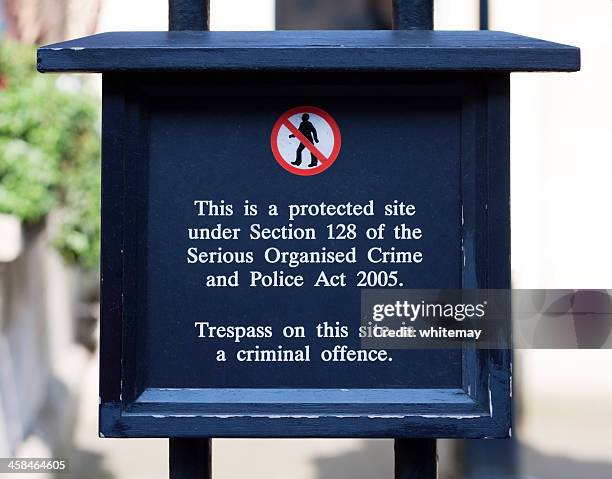 no trespassing-segnale inglese sul cancello di buckingham palace - no trespassing segnale inglese foto e immagini stock
