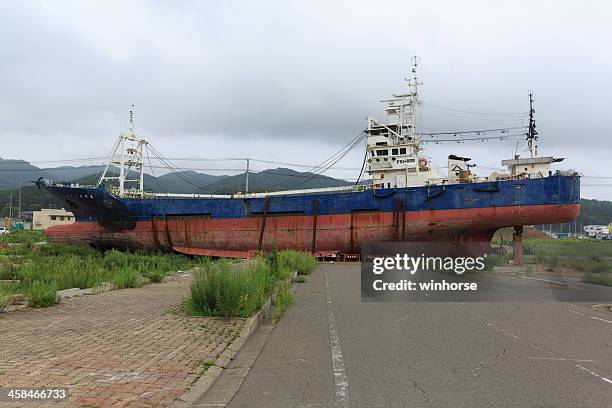 grounded fish boat in kesennuma, japan - 2011 tohoku earthquake and tsunami stock pictures, royalty-free photos & images