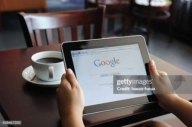 google on ipad - search stockfoto's en -beelden