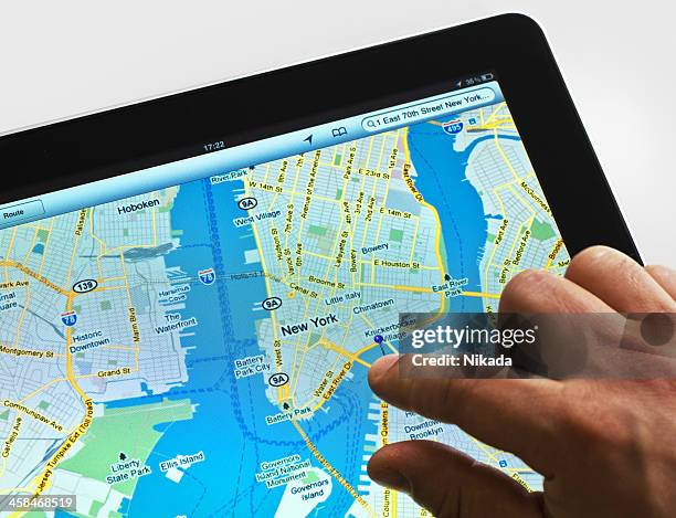 google maps sur ipad - google map photos et images de collection