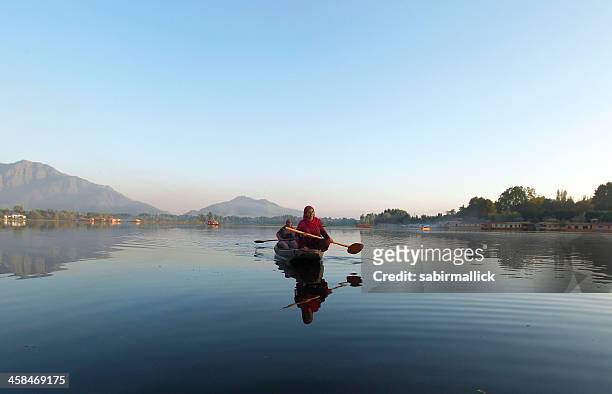 mujer musulmana en bote en el lago dal, india - lago dal fotografías e imágenes de stock