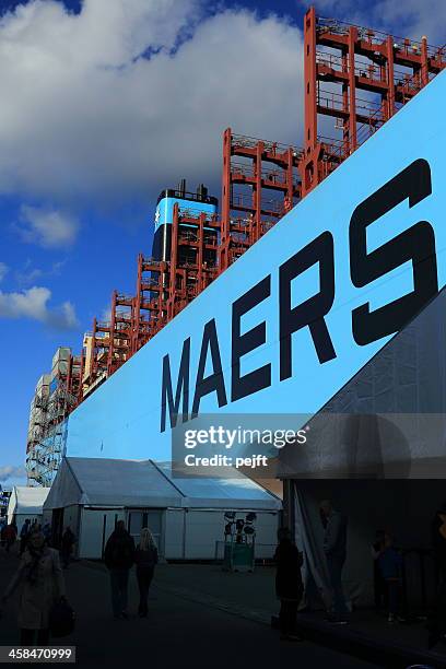 maersk-linie drei e frachtschiff majestätischen mærsk - maersk line stock-fotos und bilder