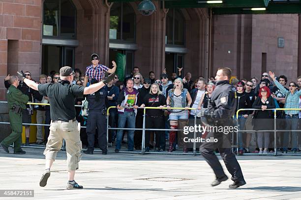 deutsche riot polizei und demonstranten - legal proceeding stock-fotos und bilder