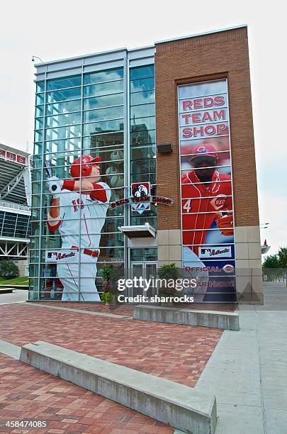 reds-shop, cincinnati, ohio - cincinnati reds photo day stock-fotos und bilder