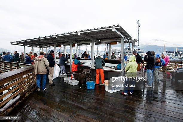 seward.alaska usa.fishermen nettoyage pêche du jour - barrow alaska photos et images de collection