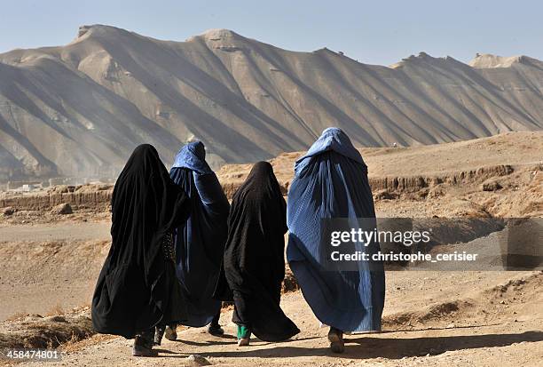 femmes dans l'afghanistan burqa, - afghanistan photos et images de collection