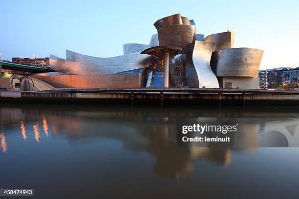 guggenheim museum bilbao - guggenheim museum bilbao stockfoto's en -beelden