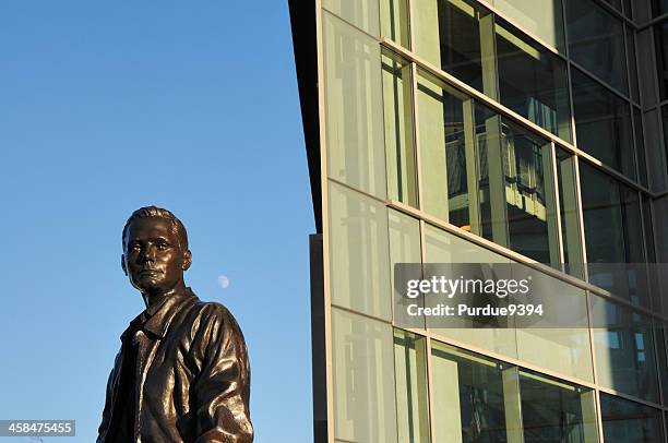 neil armstrong hall del edificio de ingeniería y estatua universidad purdue - imágenes de neil armstrong fotografías e imágenes de stock