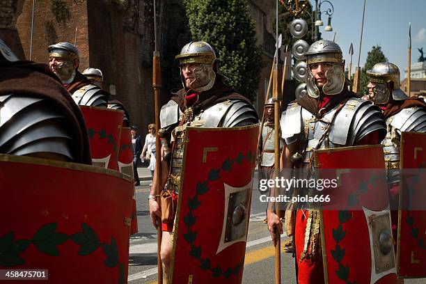 real roman centurion soldaten in kostümen parade - legionär stock-fotos und bilder
