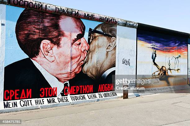 東側のギャラリーのドイツのベルリンの壁 - レオニード・ブレジネフ ストックフォトと画像