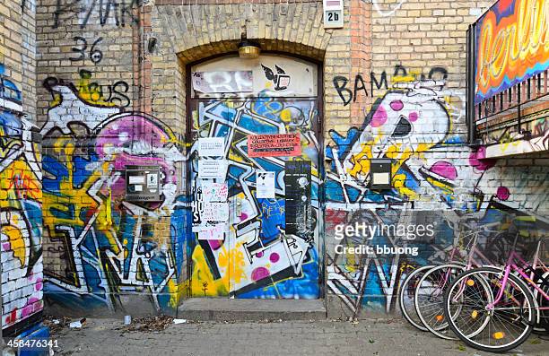 street art in berlin - berlin graffiti stock-fotos und bilder