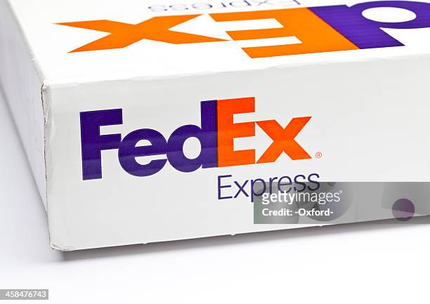 fedex box - federal express stockfoto's en -beelden