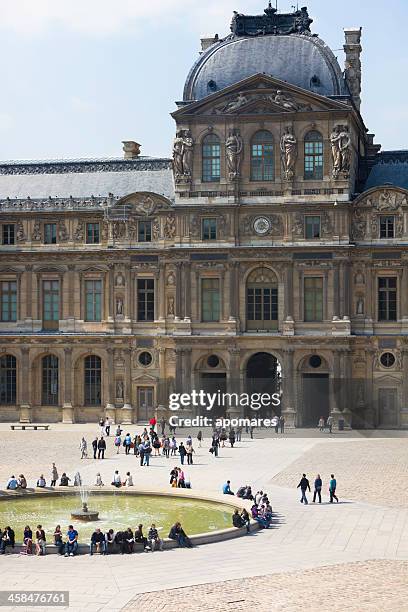 louvre museum - courtyard stockfoto's en -beelden