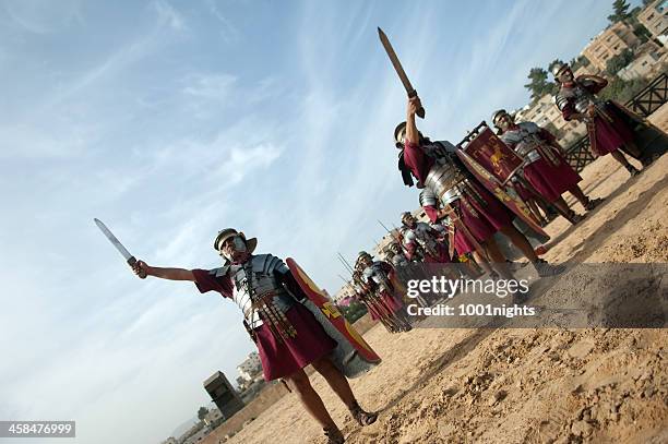 roman general en su s chariot de jerash, jordania - soldados romanos fotografías e imágenes de stock