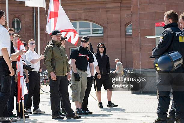 junge deutsche neonazis gegen bereitschaftspolizist - nazi flag stock-fotos und bilder