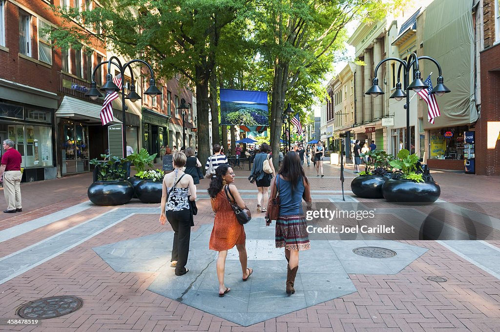 夏のダウンタウンを Charlottesville