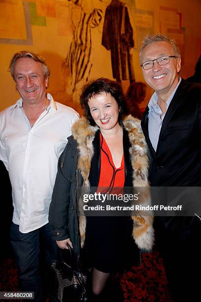 Humorist Anne Roumanoff standing between her husband and Autor of the piece Laurent Ruquier attend the 150th Representation of the 'Je prefere qu'on...