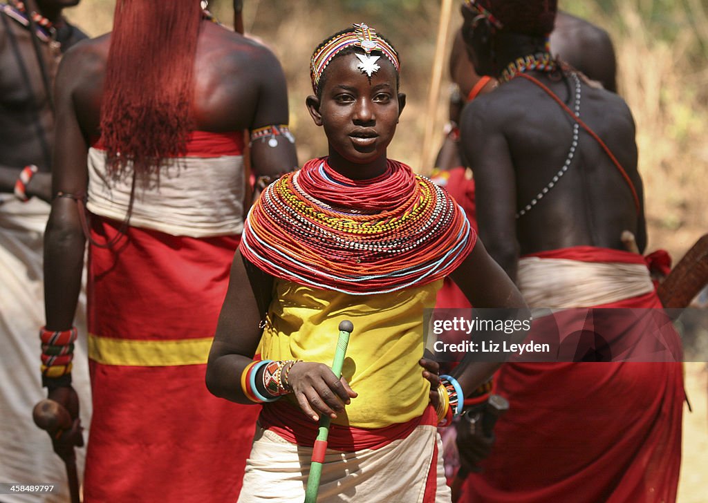 Culture Samburu fille se dresse en face de danse Morani (randonnée