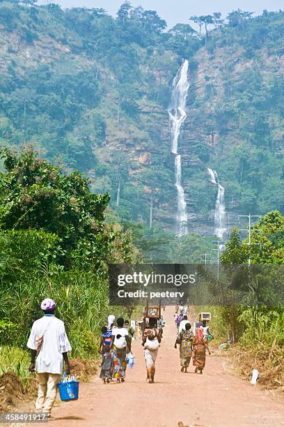personnes marchant vers kpalimé cascades. - togo photos et images de collection