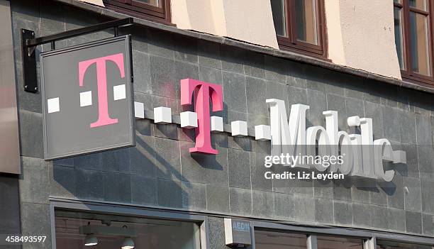 señal sobre una tienda de t-mobile - t-mobile-fotos fotografías e imágenes de stock