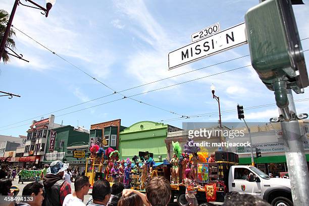 karneval von san francisco - mission district stock-fotos und bilder