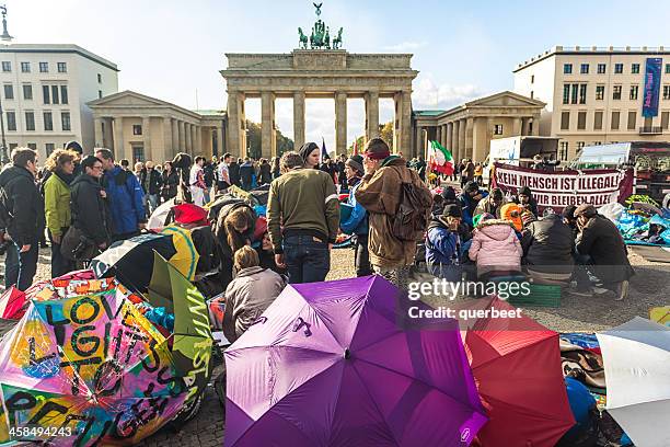 asylum protest at the brandenburg gate - refugee protest stock pictures, royalty-free photos & images