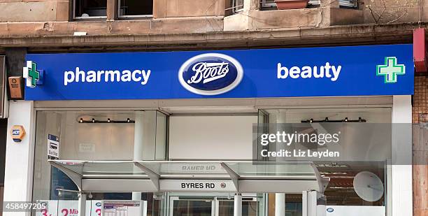 pharmacie boots signe au-dessus de la byres road boutique de glasgow - boots pharmacy photos et images de collection