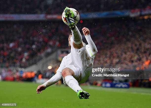 Daniele De Rossi of Roma tries an acrobatic bicycle kick during the UEFA Champions League Group E match between FC Bayern Munchen and AS Roma at...